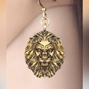 Wevini Gold lion head earrings new without tags